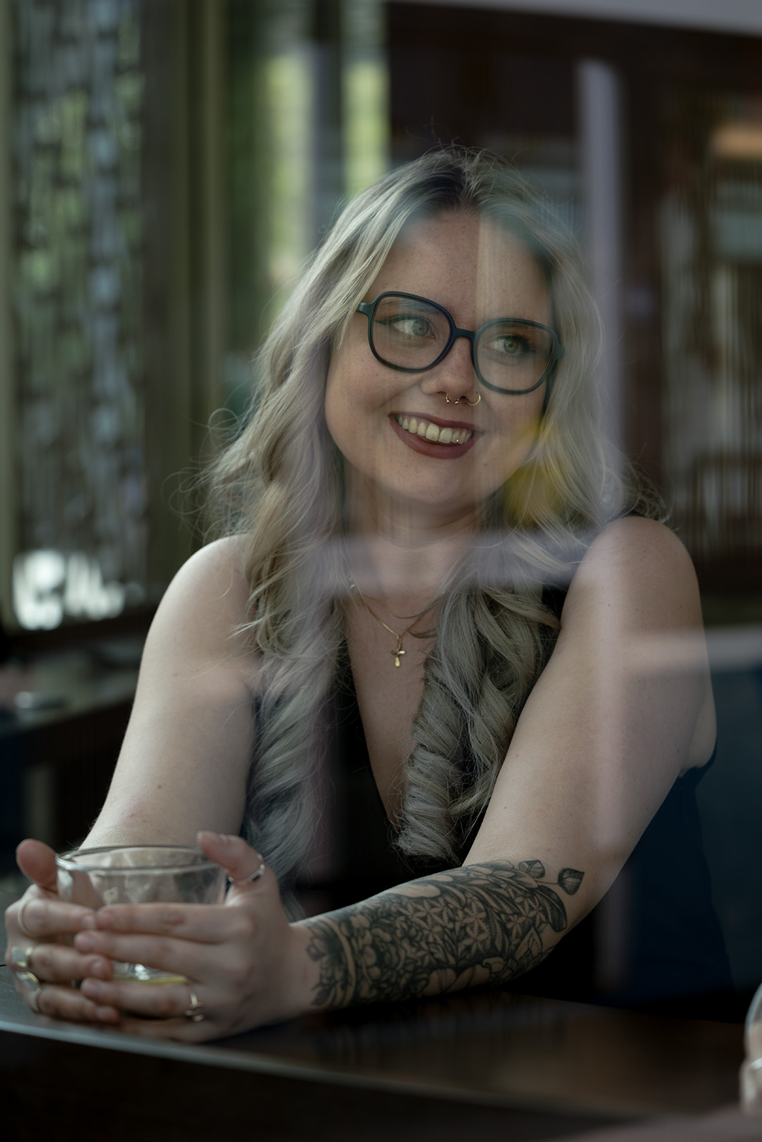 Frau am fenster mit spiegelung im glas