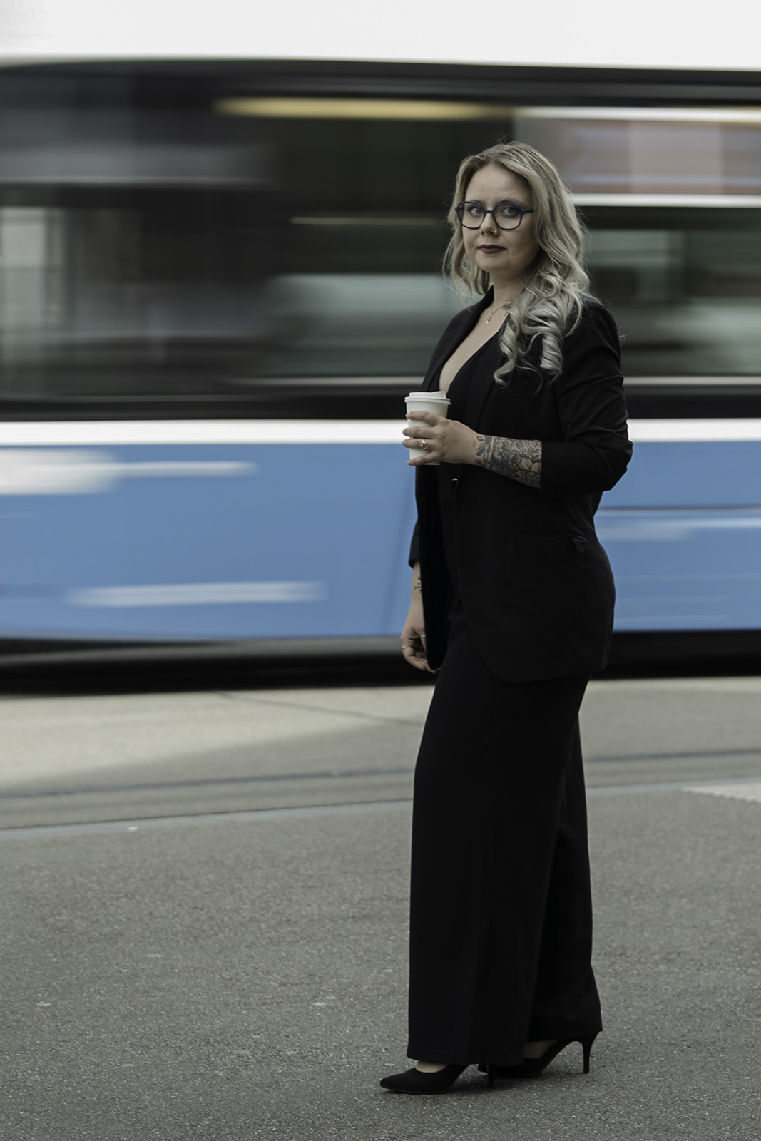 Frau vor vorbeifahrendem tram