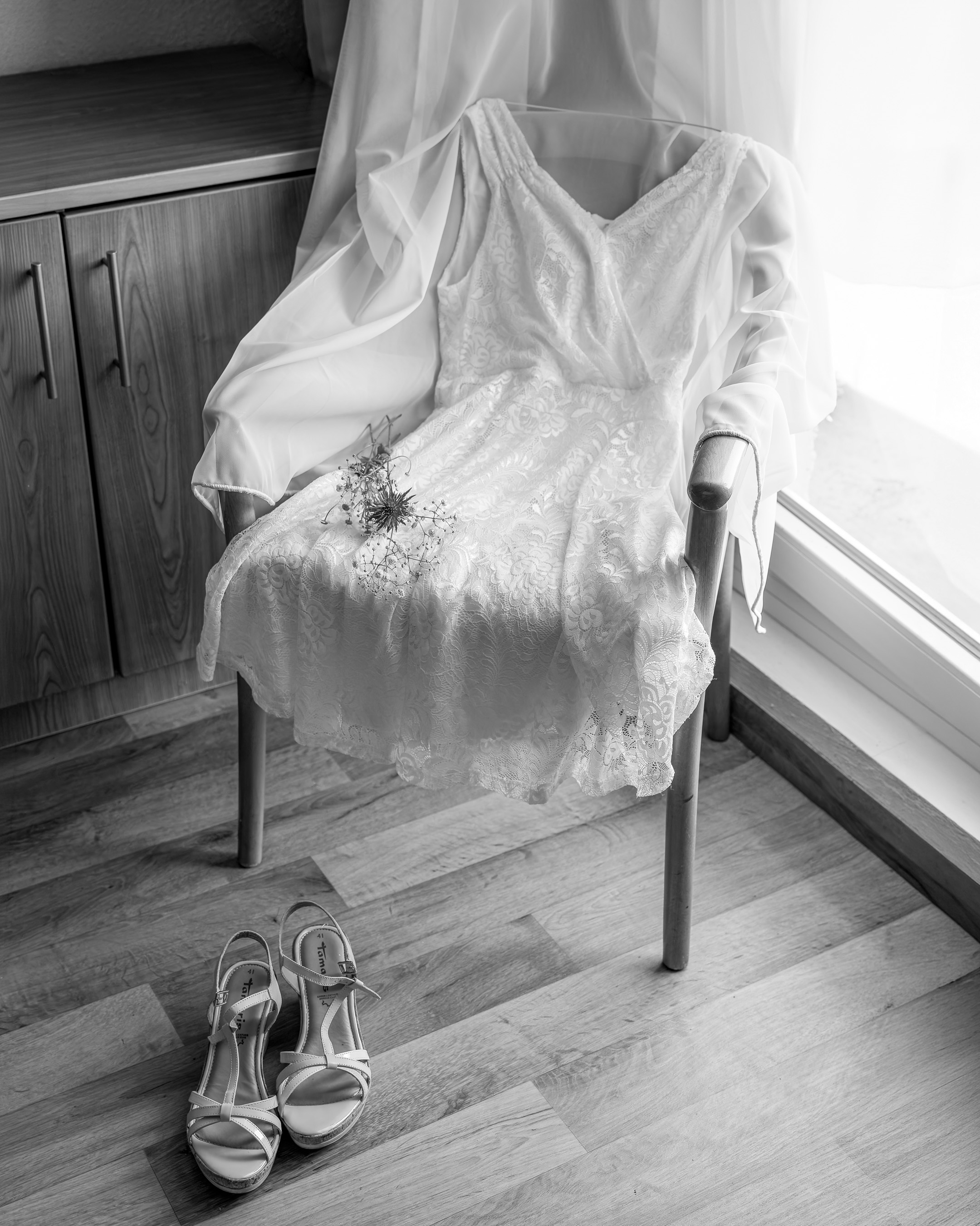 Brautkleid mit schuhen am fenster