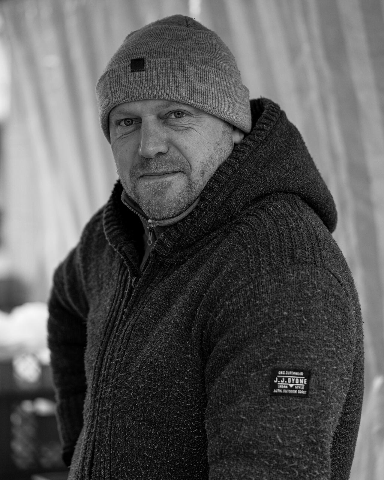 Mann mit muetze und strickjacke